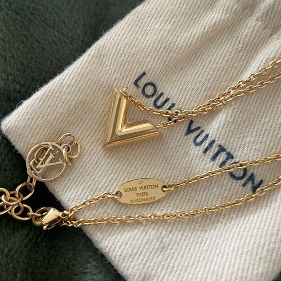 LV Essential V Necklace EUC 💛💛M61083💛💛 - Picture 4 of 13